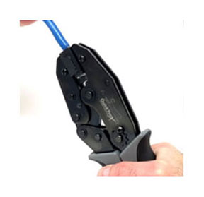  Squeeze handles together to crimp plug and cable/shield clamp